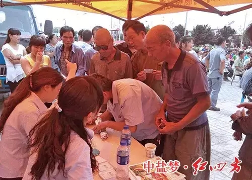 紅四方好肥料進(jìn)萬(wàn)家，當(dāng)?shù)乩仙儆脩魻?zhēng)相排隊(duì)領(lǐng)取贈(zèng)肥卡