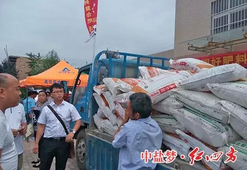 一袋袋好肥料交到農(nóng)民手中，讓農(nóng)民用上好肥料