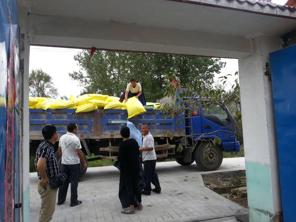 肥東草廟程世根配合肥東縣能源局以及石塘鎮政府相關工作人員送肥到農戶家里！