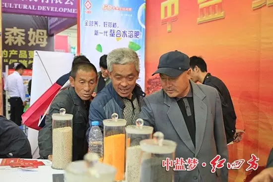 “往哪里走啊？”一位參會的經銷商拉住身邊匆匆而過的老鄉問。