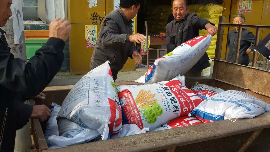 汪大叔拉了一車肥料，回家準(zhǔn)備種小麥