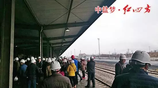在霧氣籠罩下，這條四通八達(dá)的運輸線，只能“猶抱琵琶半遮面了”！