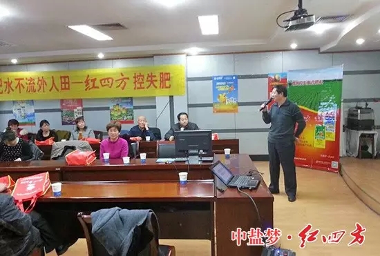 孫孝根經(jīng)理正在為大家介紹企業(yè)文化與產(chǎn)品知識。