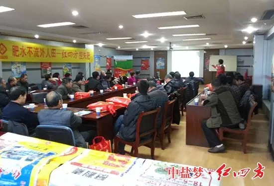 認(rèn)真觀看紅四方企業(yè)宣傳片，感受底蘊深厚的文化。