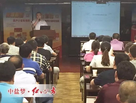 西北公司中心經(jīng)理方銳作淡儲(chǔ)政策解析，針對秋季用肥特點(diǎn)和政策方案，以及西北區(qū)域在運(yùn)輸、打款和提貨返還三個(gè)方面做詳細(xì)解說。