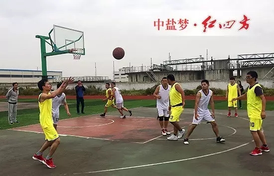 比賽在裁判的一聲號令中開始，雙方隊員迅速投入比賽，他們個個青春激揚、英姿颯爽。賽場上，你爭我奪，交替進球，賽事激烈過程膠著。