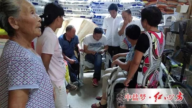 陳浩的農(nóng)資店就在淮北濉溪縣陳集鄉(xiāng)，地里位置好，交通便利，自2011年以來一直經(jīng)營紅四方的肥料。如果要好好捋一捋他與紅四方的“緣分”，沒有一壺酒，恐怕沒法“把好故事說完”。