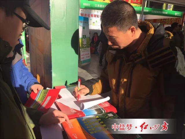 東北銷售公司經理王濤帶領大家協同作戰，共派發各類產品宣傳資料上千份，名片兩百多張，收集了眾多經銷商聯系方式，并就會后回訪進行了統一安排。