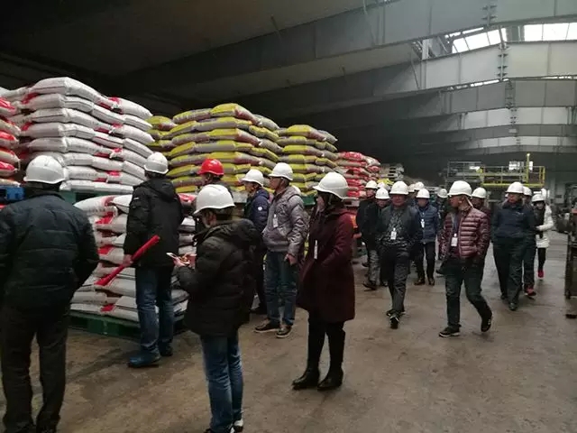 緊接著帶領大家參觀了復合肥倉庫、鐵路轉運線及復合肥自動化包裝線。