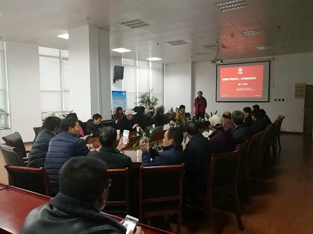 隨后，一行人來到行政大樓會議室，西北公司徐漢午經理代表公司向到訪的網點商致辭